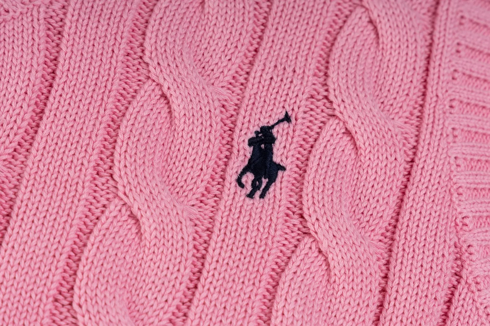 P176 #R82 Ralph Lauren Small Label Cable V Neck Vest Sleeveless Twist Sweater Women's Top Size: XS S M L Color: White Yellow Light Blue Pink Khaki Gray Navy Black Classic Cotton Yarn 100% White Cotton High Quality Classic Style Has Always Been Popular! The workmanship details are very good! Wearing a vest with a shirt is always the standard, with classic brand embroidery on the chest! All major stars have the same style! Best for couples. High quality goods! Xinjiang cotton micro-elastic and smooth fabric has excellent quality. Pure cotton is soft and skin-friendly. Length: 60/61/63/65 Bust: 44/46/49/52 Shoulder width: 36/37.5/39/41